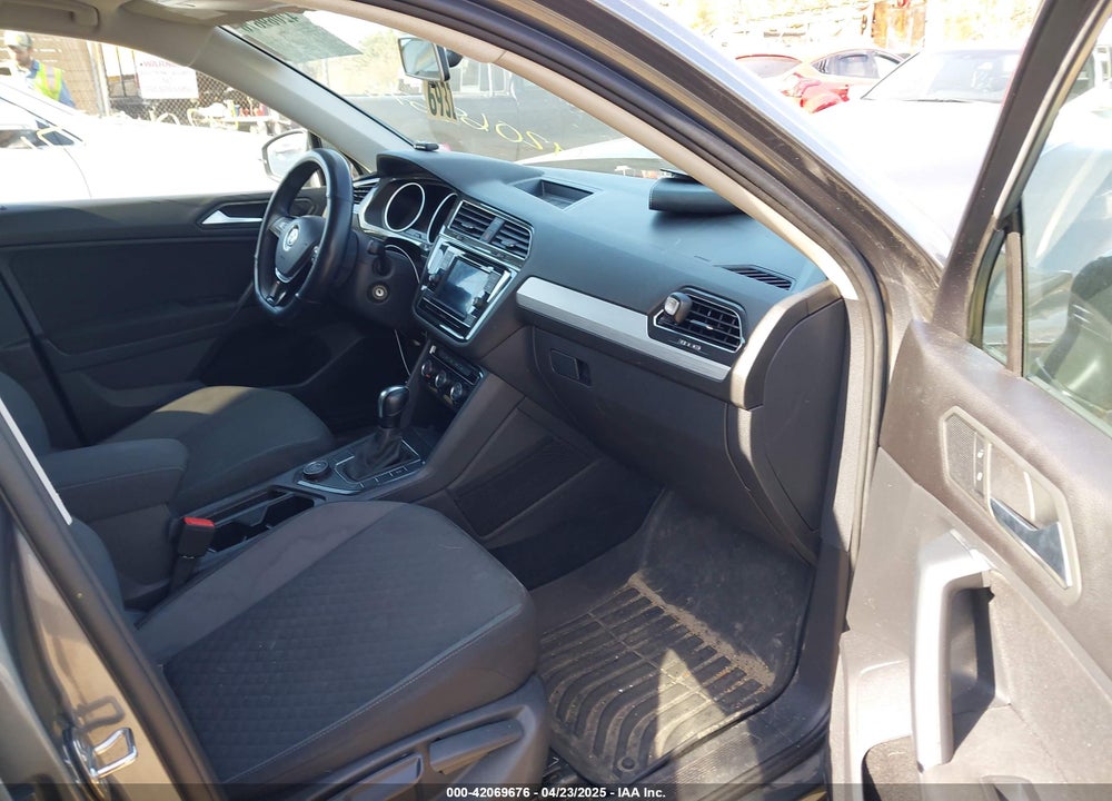 2019 VOLKSWAGEN TIGUAN VIN: 3VV0B7AX0KM119702