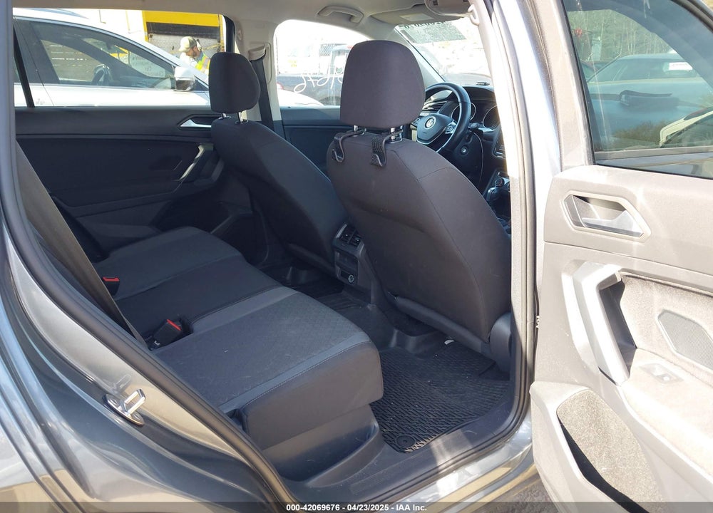 2019 VOLKSWAGEN TIGUAN VIN: 3VV0B7AX0KM119702