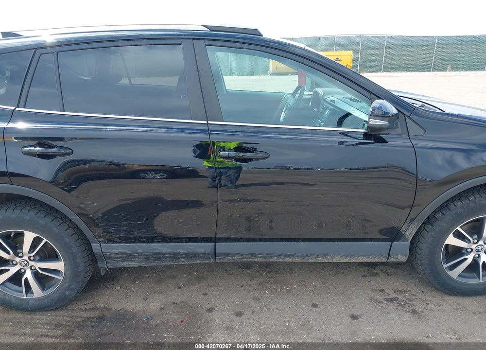 2018 TOYOTA RAV4 XLE VIN: 2T3RFREVXJW772551