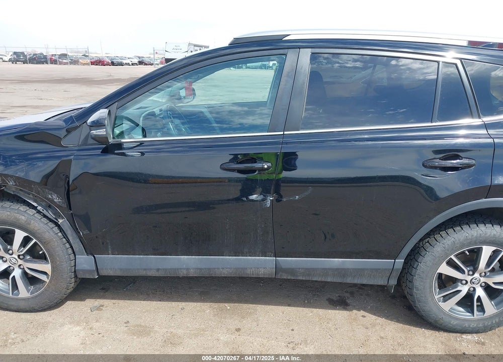 2018 TOYOTA RAV4 XLE VIN: 2T3RFREVXJW772551