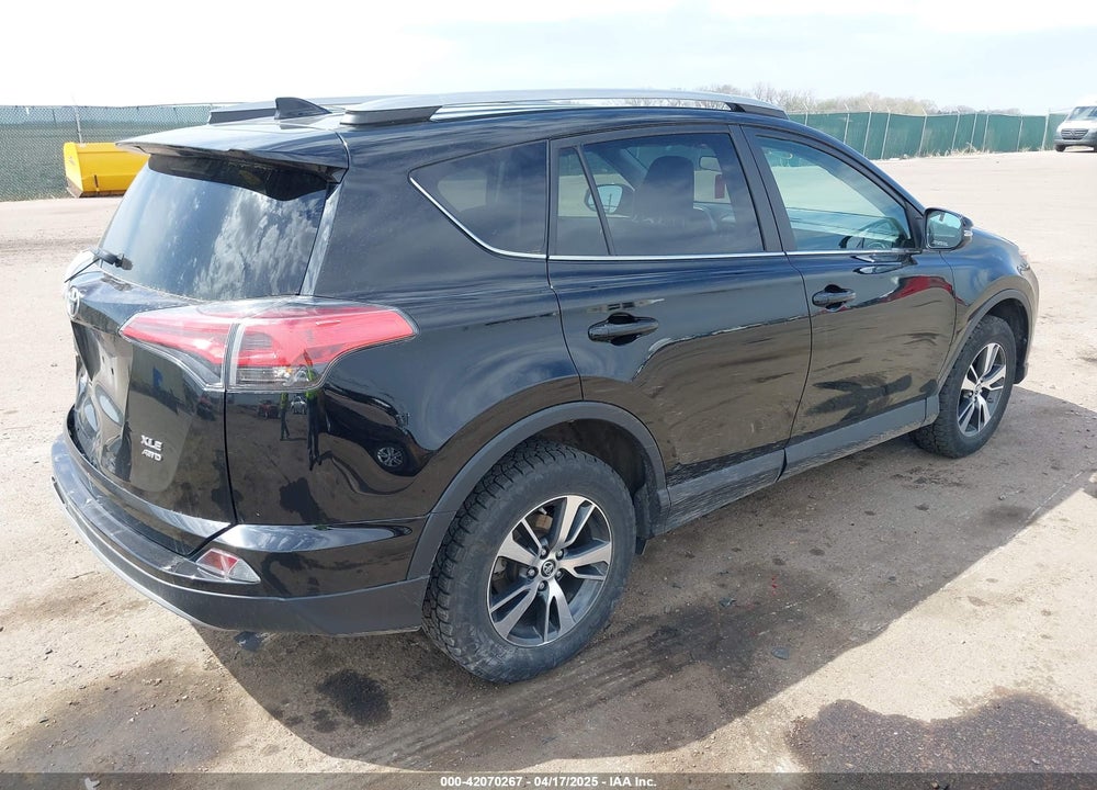 2018 TOYOTA RAV4 XLE VIN: 2T3RFREVXJW772551