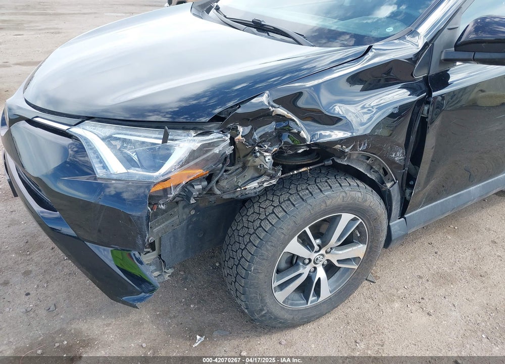 2018 TOYOTA RAV4 XLE VIN: 2T3RFREVXJW772551