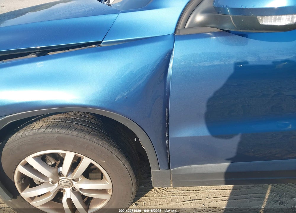 2017 VOLKSWAGEN TIGUAN VIN: WVGAV7AX6HK004785