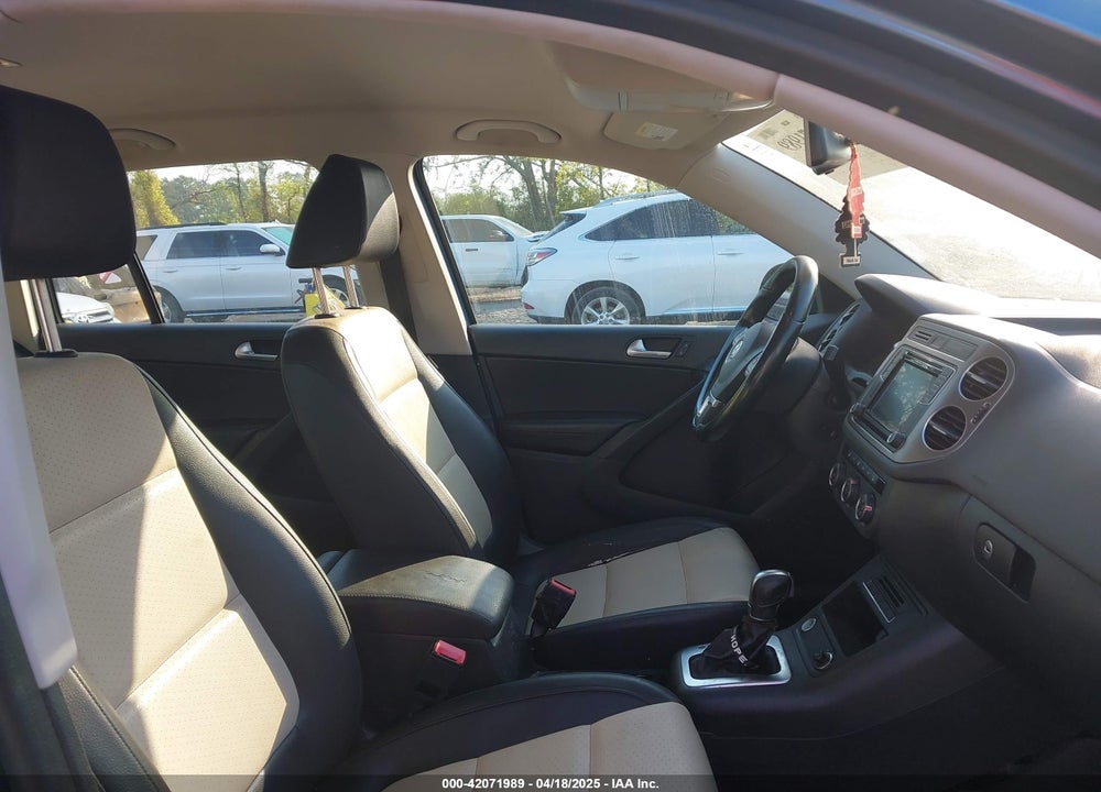 2017 VOLKSWAGEN TIGUAN VIN: WVGAV7AX6HK004785
