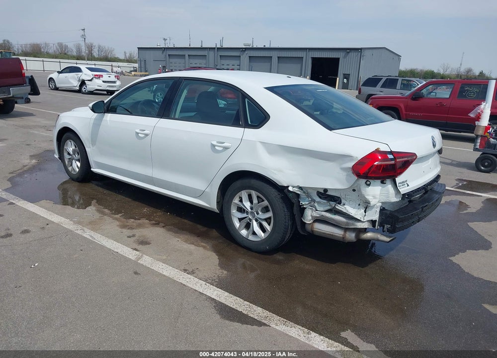 2018 VOLKSWAGEN PASSAT VIN: 1VWAA7A32JC011176