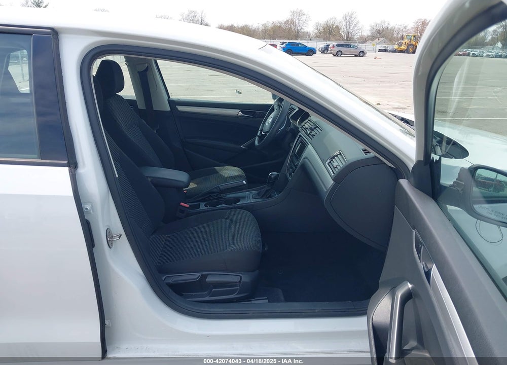 2018 VOLKSWAGEN PASSAT VIN: 1VWAA7A32JC011176