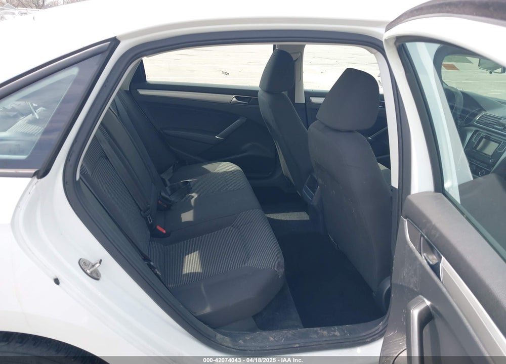 2018 VOLKSWAGEN PASSAT VIN: 1VWAA7A32JC011176