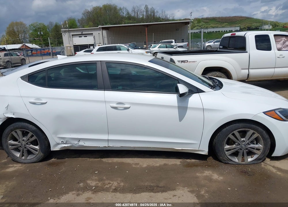 2017 HYUNDAI ELANTRA VIN: 5NPD84LF8HH041184