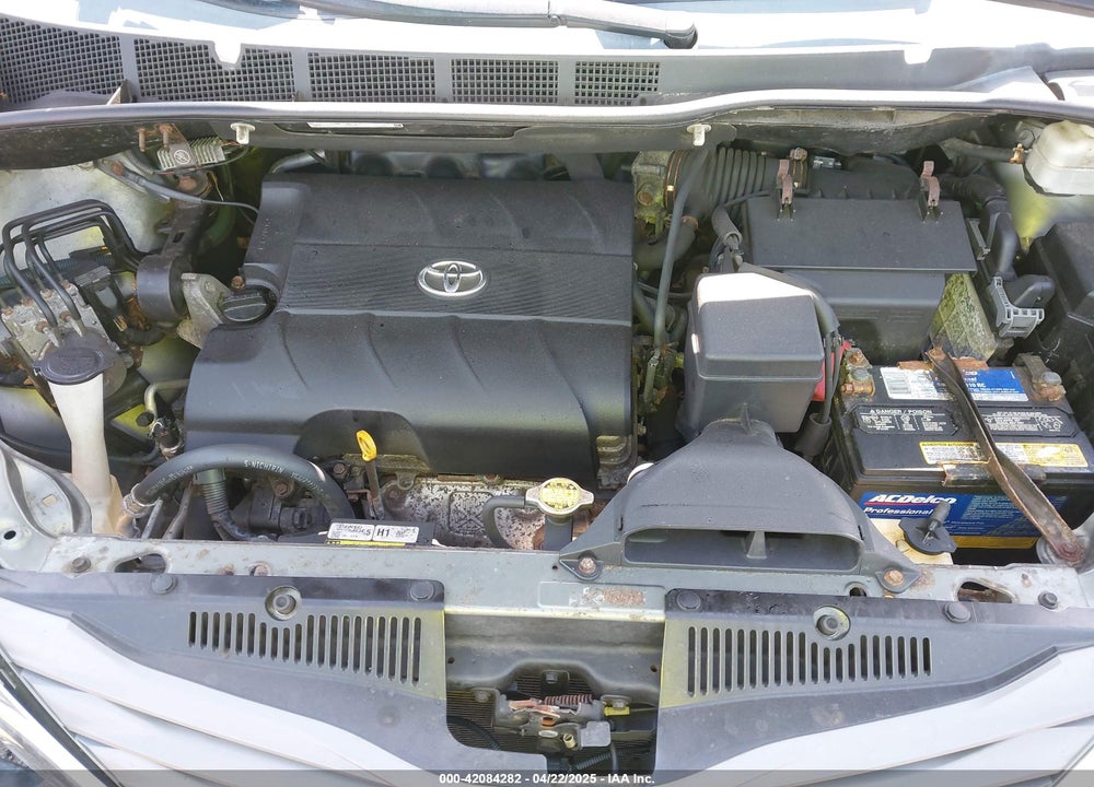 2011 TOYOTA SIENNA XLE V6 VIN: 5TDYK3DC9BS027815