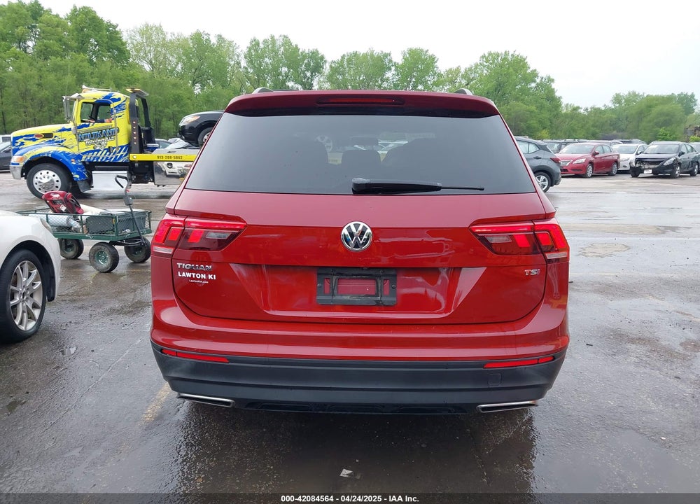 2018 VOLKSWAGEN TIGUAN VIN: 3VV1B7AX1JM124684
