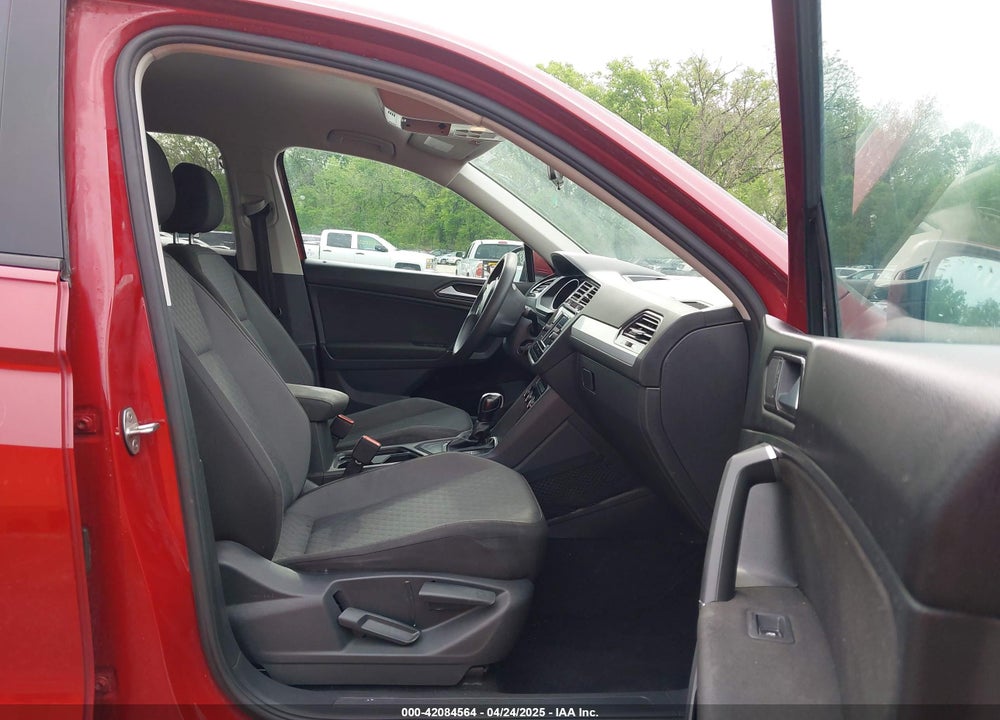 2018 VOLKSWAGEN TIGUAN VIN: 3VV1B7AX1JM124684