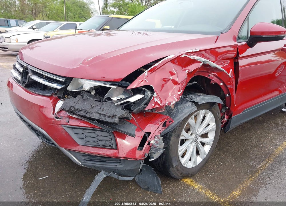 2018 VOLKSWAGEN TIGUAN VIN: 3VV1B7AX1JM124684