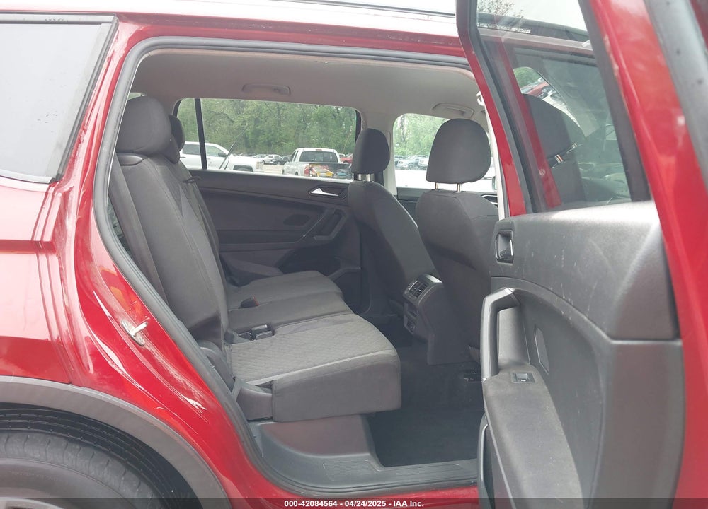 2018 VOLKSWAGEN TIGUAN VIN: 3VV1B7AX1JM124684