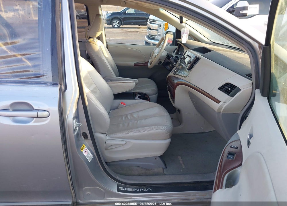 2011 TOYOTA SIENNA XLE V6 VIN: 5TDYK3DC6BS144395