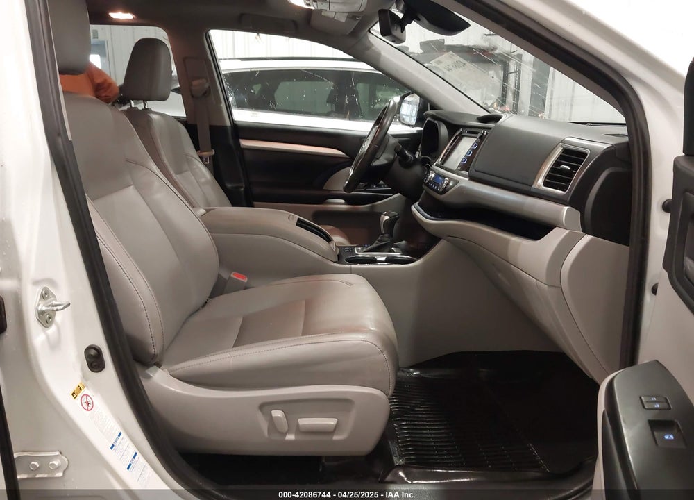 2019 TOYOTA HIGHLANDER VIN: 5TDJZRFH9KS616954