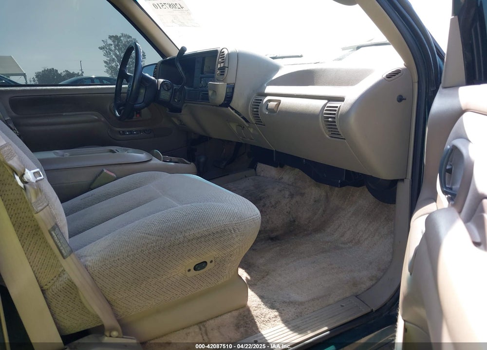 1996 CHEVROLET SUBURBAN K2500 VIN: 3GNGK26J3TG170834