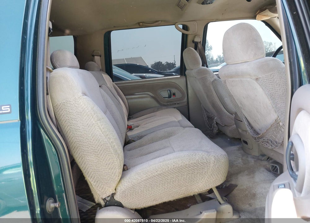 1996 CHEVROLET SUBURBAN K2500 VIN: 3GNGK26J3TG170834