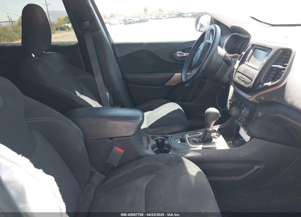 2017 JEEP CHEROKEE VIN: 1C4PJLCB3HW660925