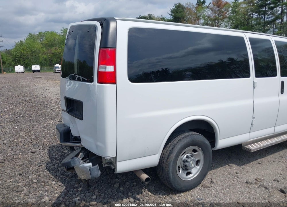 2021 CHEVROLET EXPRESS PASSENGER RWD 3500 EXTENDED WHEELBASE LT VIN: 1GAZGPF79M1309779