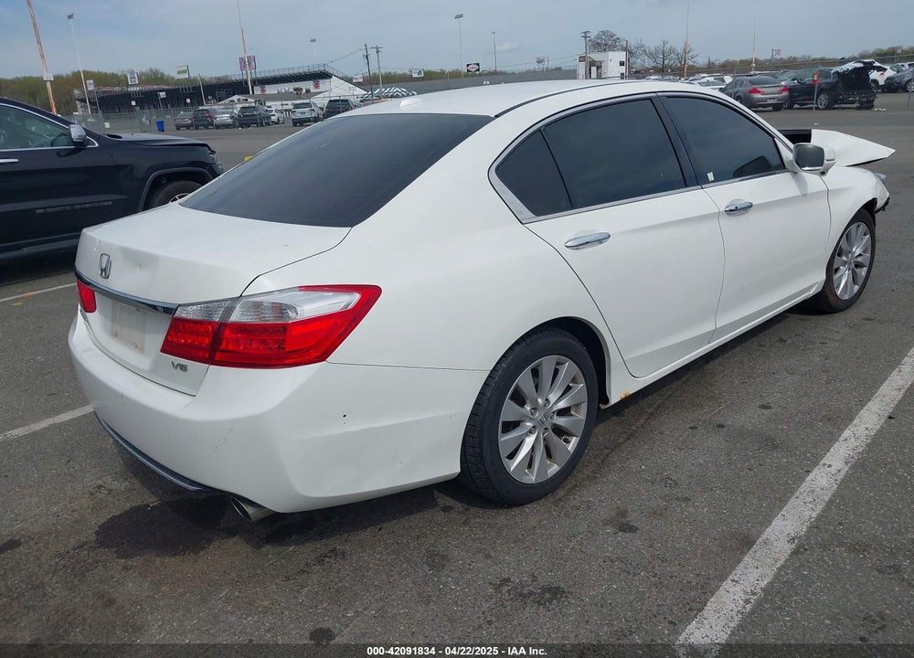 2013 HONDA ACCORD VIN: 1HGCR3F82DA023198