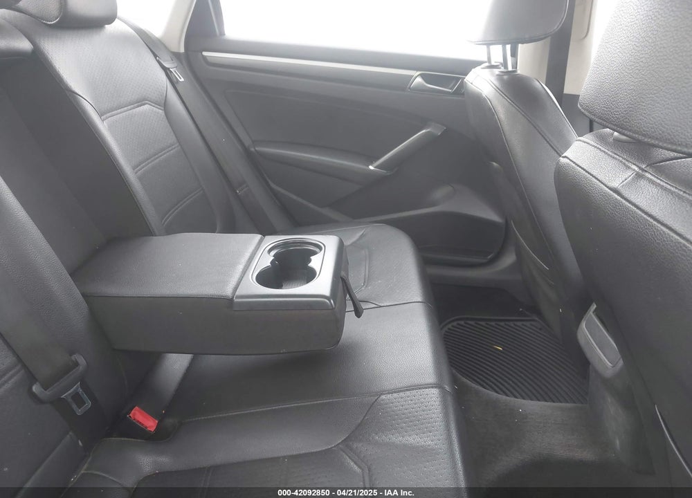 2016 VOLKSWAGEN PASSAT VIN: 1VWAT7A37GC042880