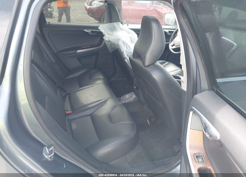 2017 VOLVO XC60 T5 INSCRIPTION VIN: YV440MRU1H2006921