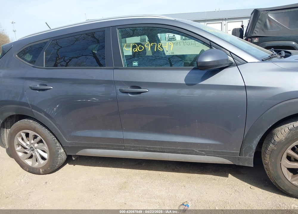 2017 HYUNDAI TUCSON SE VIN: KM8J33A48HU253405