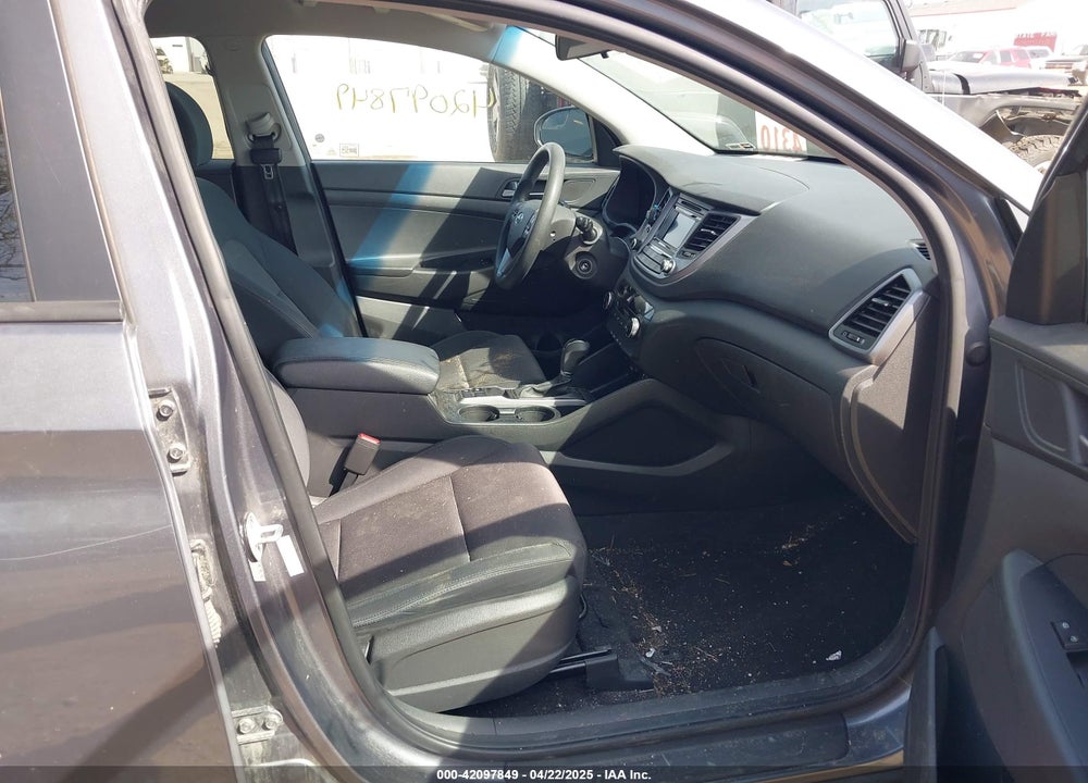 2017 HYUNDAI TUCSON SE VIN: KM8J33A48HU253405