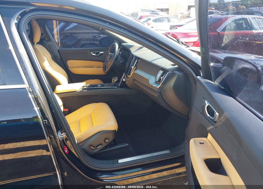 2018 VOLVO XC60 VIN: YV4A22RK3J1040015
