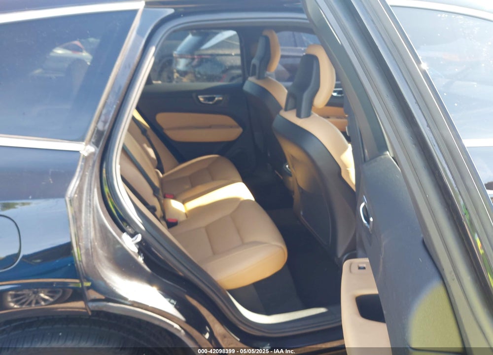 2018 VOLVO XC60 VIN: YV4A22RK3J1040015