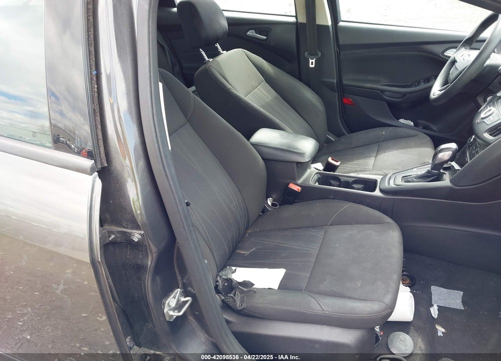2015 FORD FOCUS SE VIN: 1FADP3K21FL230141
