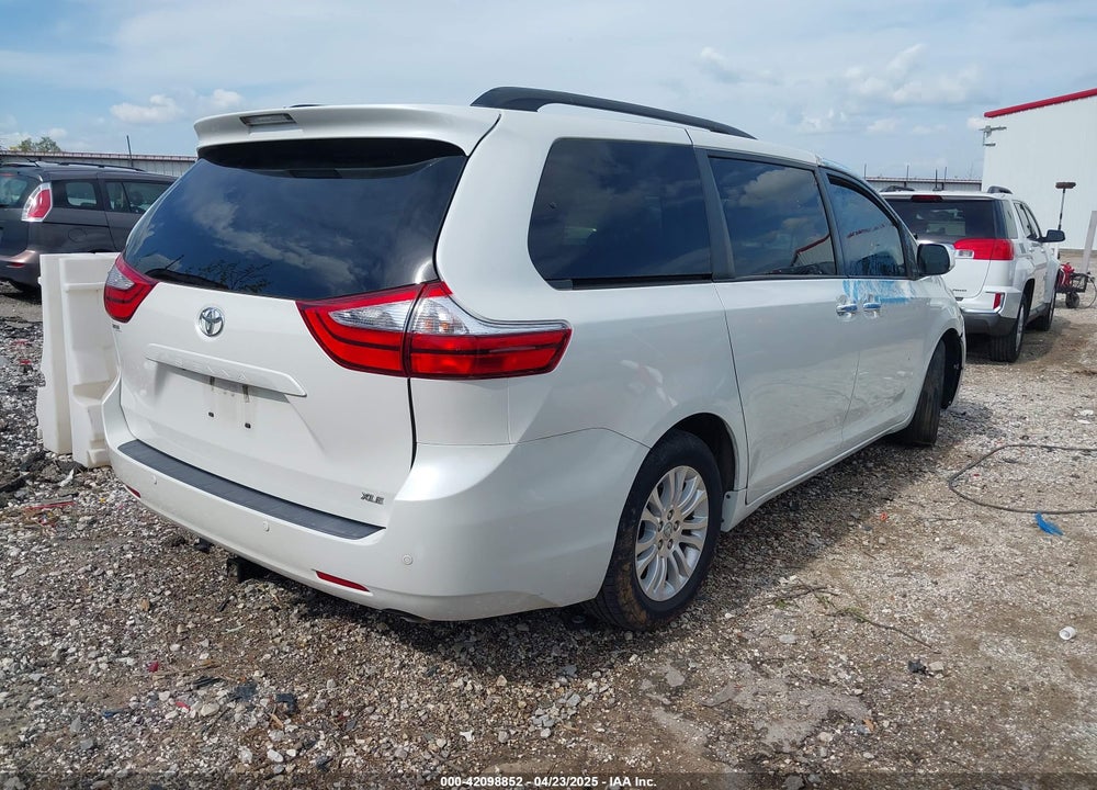2017 TOYOTA SIENNA XLE PREMIUM 8 PASSENGER VIN: 5TDYZ3DC1HS829344