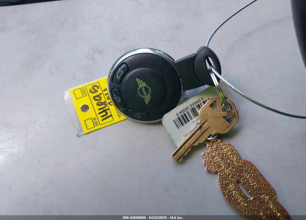2011 MINI COOPER VIN: WMWSU3C53BT096033