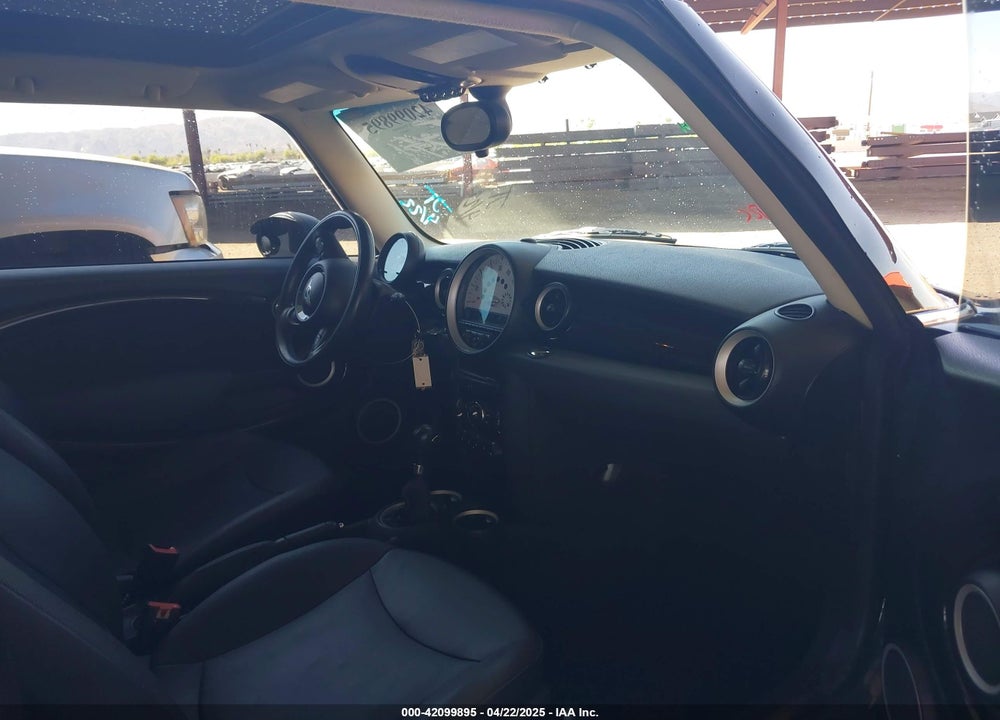 2011 MINI COOPER VIN: WMWSU3C53BT096033