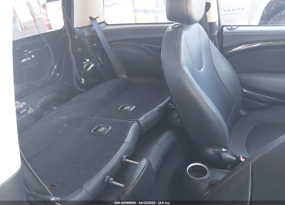 2011 MINI COOPER VIN: WMWSU3C53BT096033
