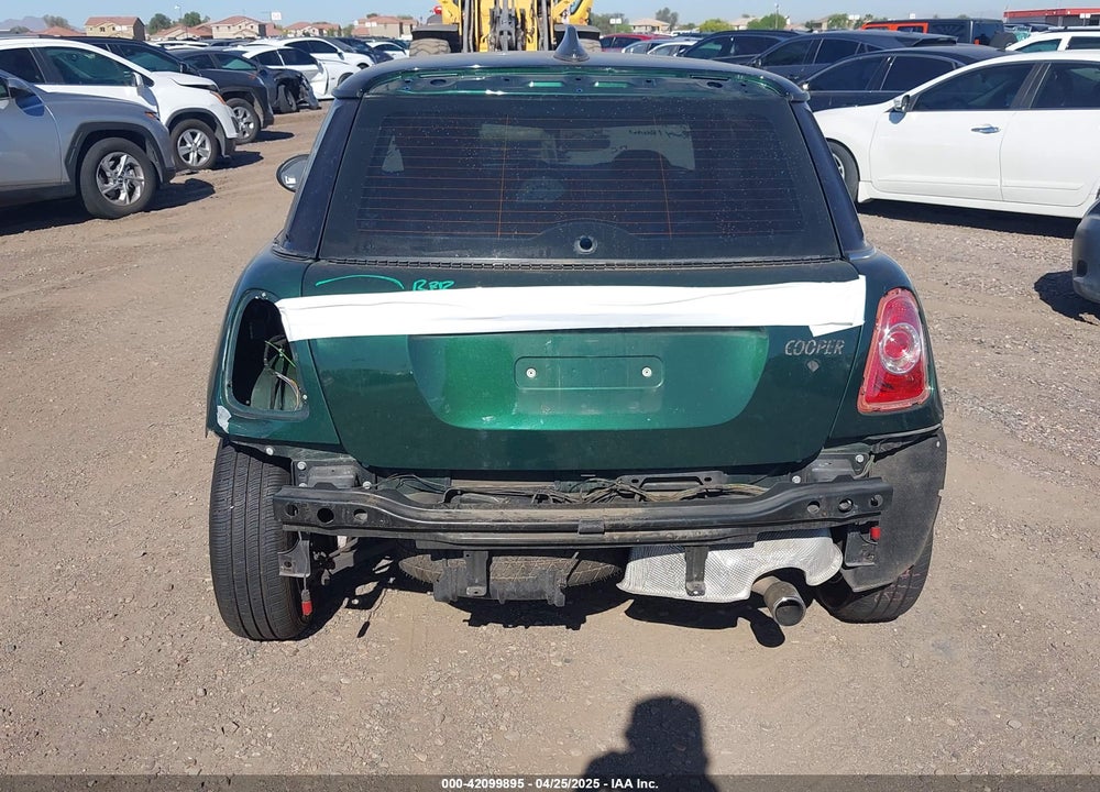 2011 MINI COOPER VIN: WMWSU3C53BT096033