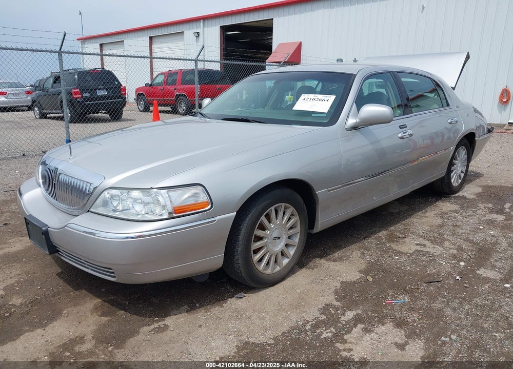 2004 LINCOLN TOWN CAR SIGNATURE VIN: 1LNHM81W24Y604225