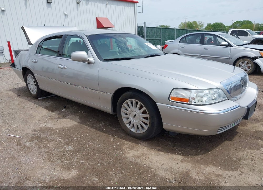 2004 LINCOLN TOWN CAR SIGNATURE VIN: 1LNHM81W24Y604225
