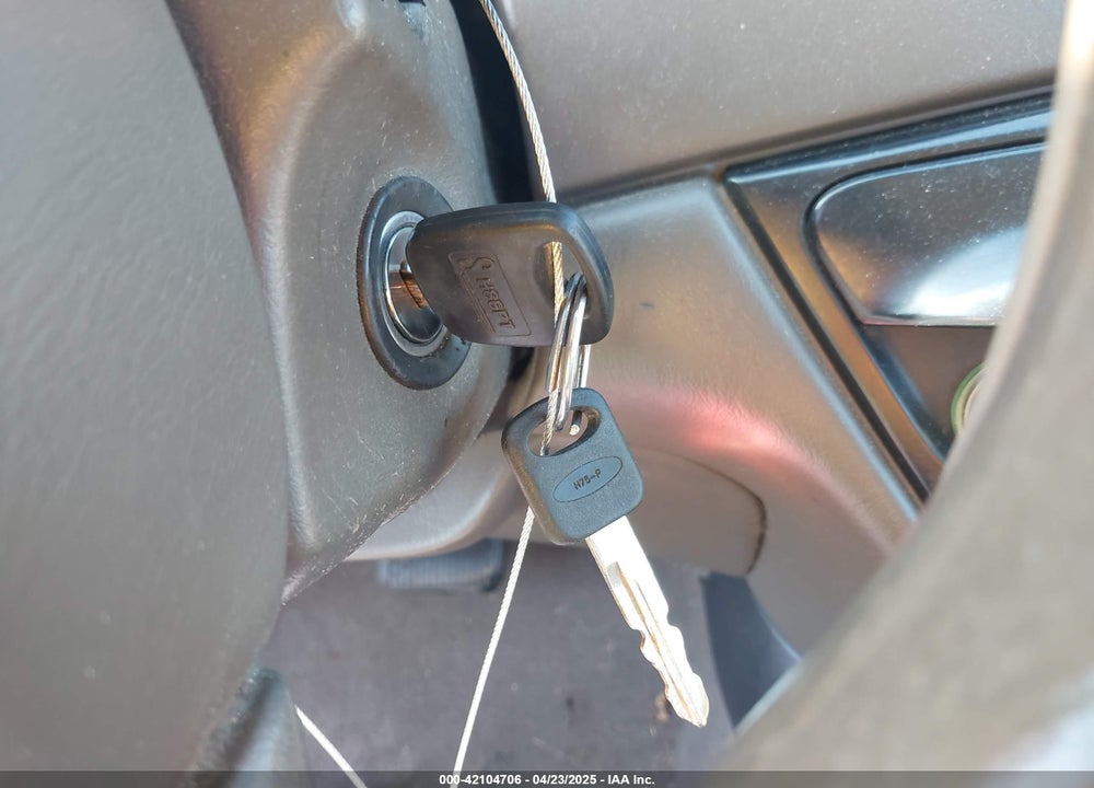 2000 FORD FOCUS SE VIN: 1FAFP3434YW401903