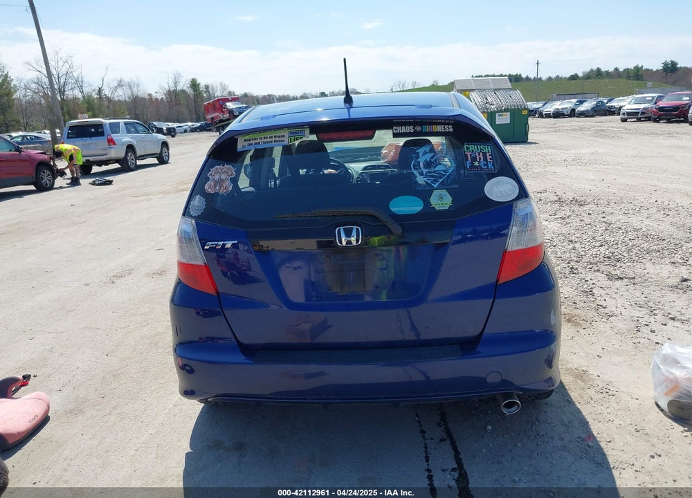 2011 HONDA FIT VIN: JHMGE8H6XBC021851