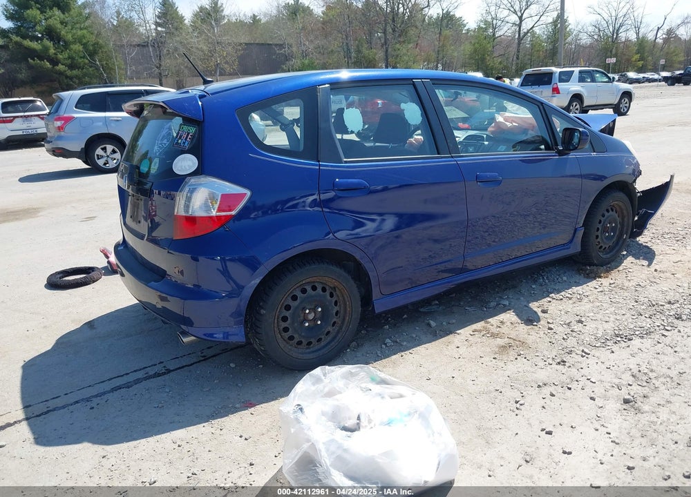 2011 HONDA FIT VIN: JHMGE8H6XBC021851