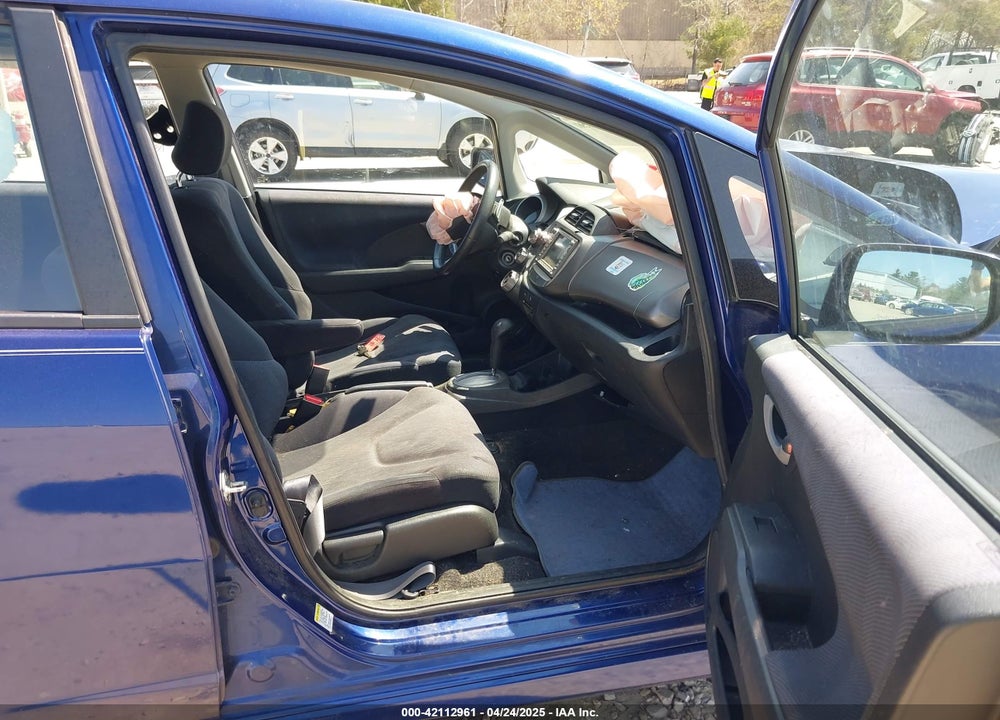 2011 HONDA FIT VIN: JHMGE8H6XBC021851