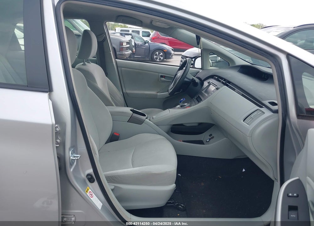 2014 TOYOTA PRIUS VIN: JTDKN3DUXE1747468