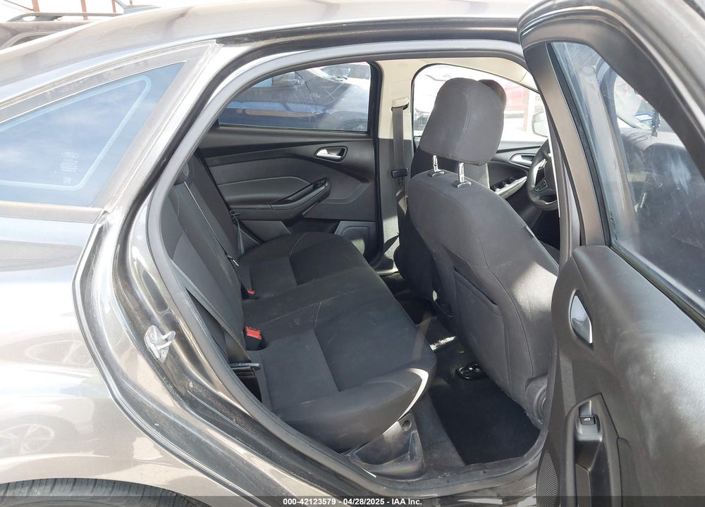 2015 FORD FOCUS SE VIN: 1FADP3F27FL374531
