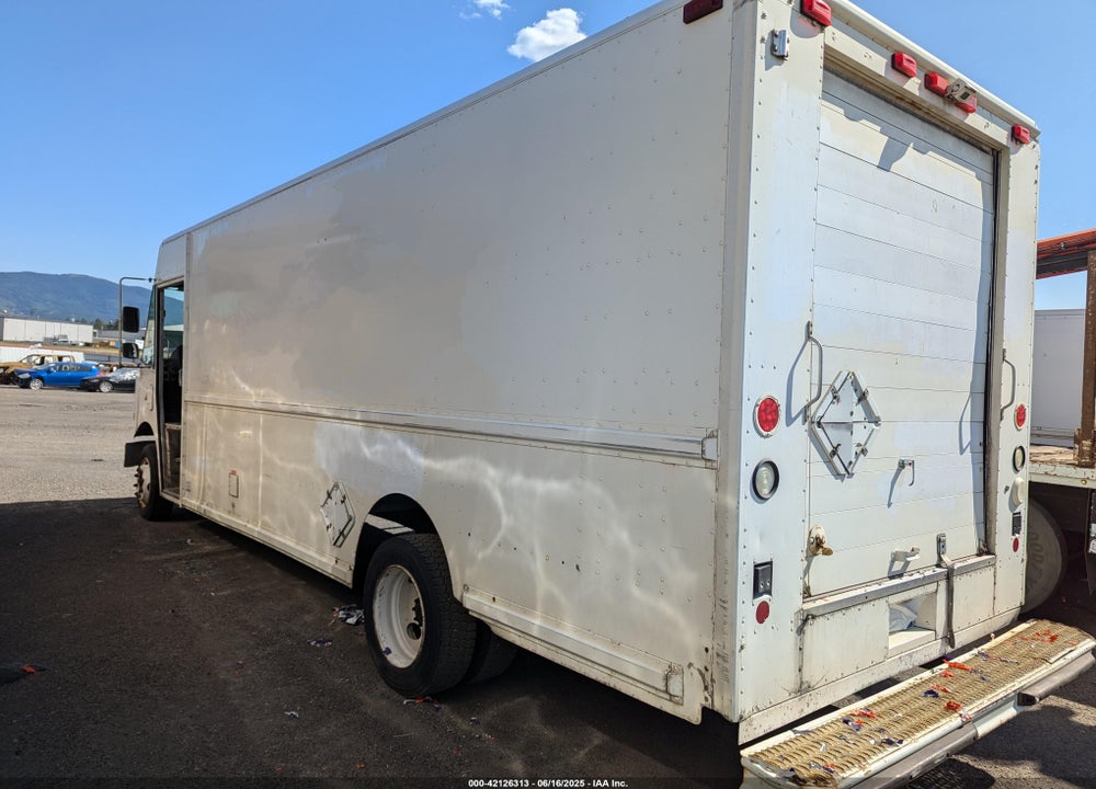 2001 FREIGHTLINER CHASSIS M LINE WALK-IN VAN VIN: 4UZAARBW31CH52443