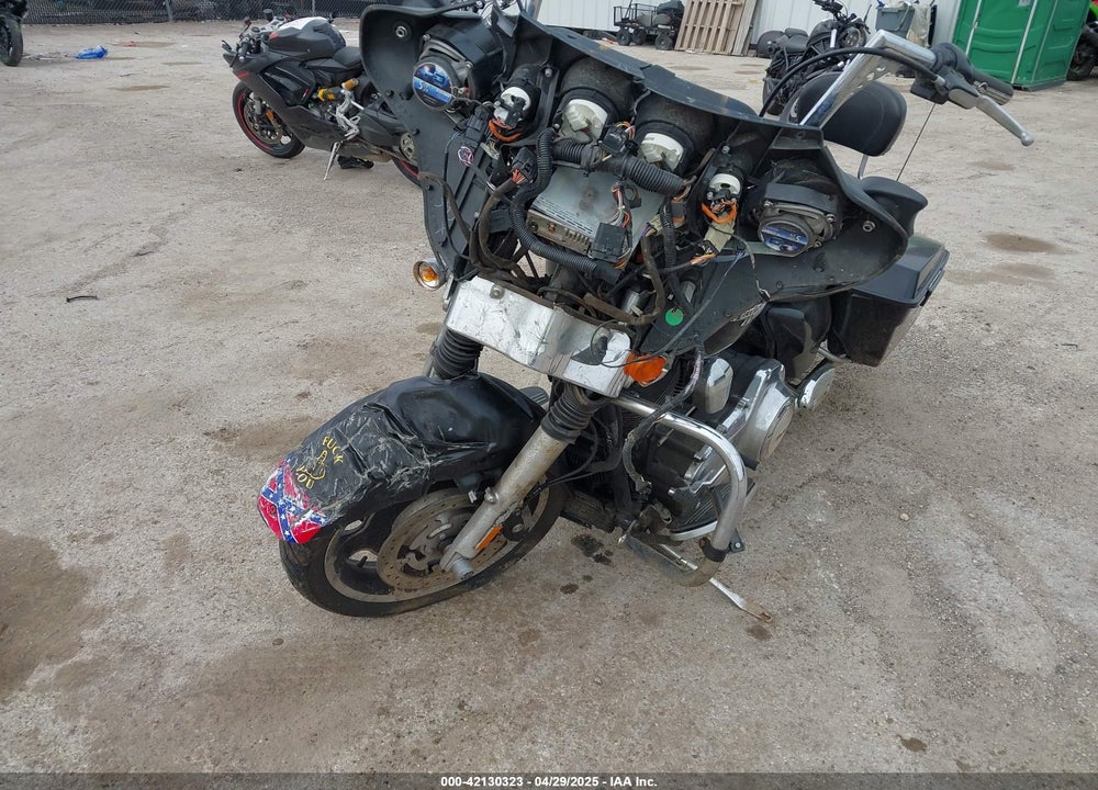 2011 HARLEY-DAVIDSON FLHX VIN: 1HD1KBM10BB625873