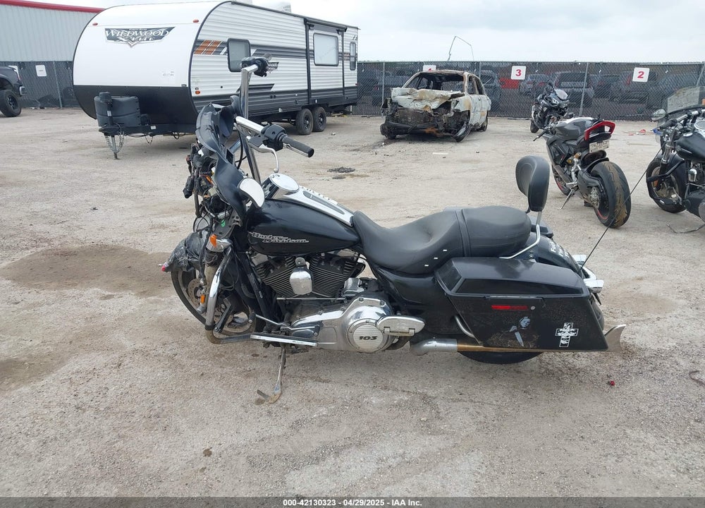 2011 HARLEY-DAVIDSON FLHX VIN: 1HD1KBM10BB625873