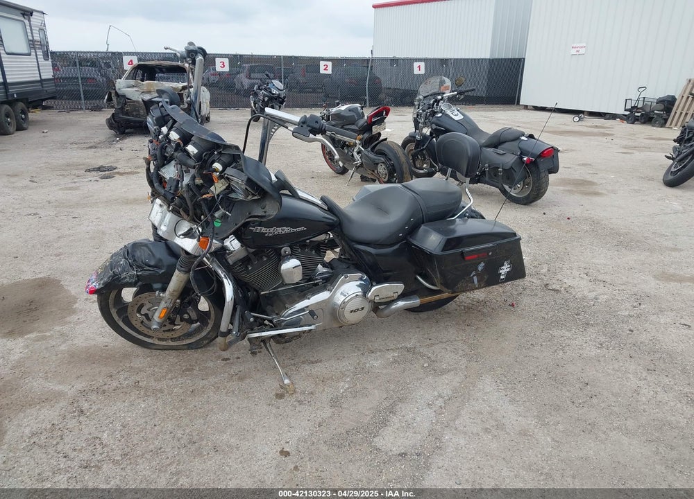2011 HARLEY-DAVIDSON FLHX VIN: 1HD1KBM10BB625873