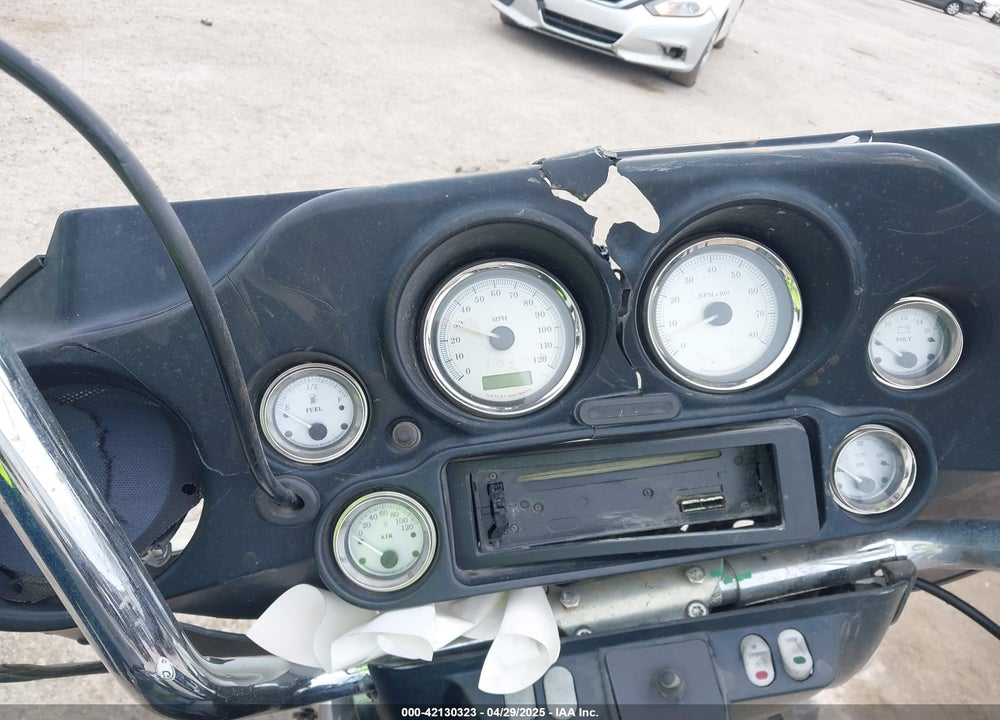 2011 HARLEY-DAVIDSON FLHX VIN: 1HD1KBM10BB625873