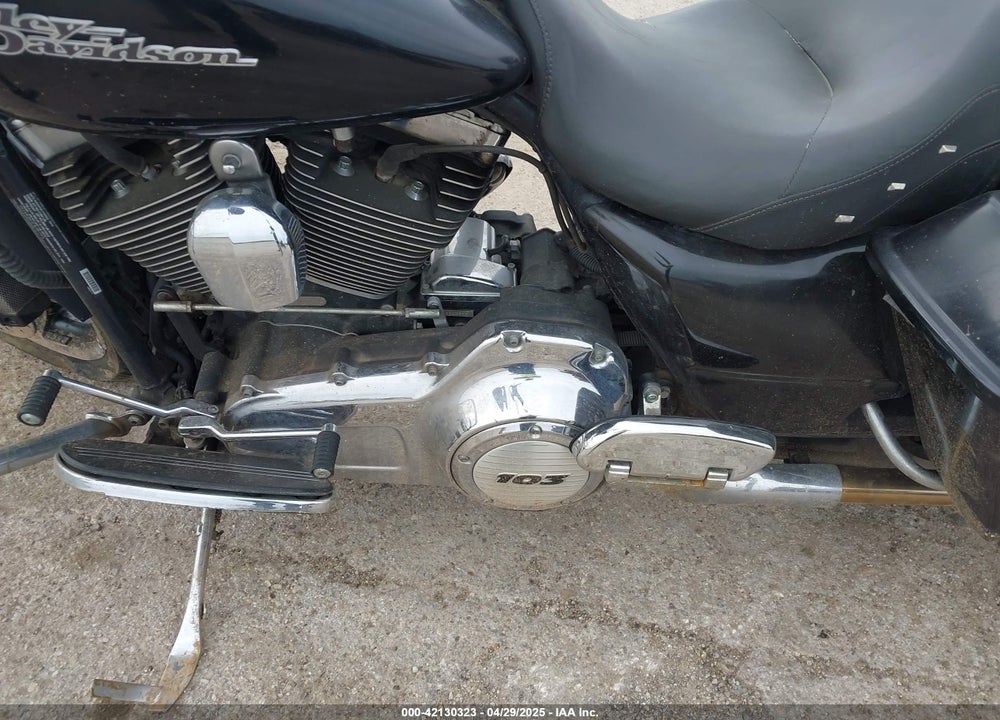 2011 HARLEY-DAVIDSON FLHX VIN: 1HD1KBM10BB625873